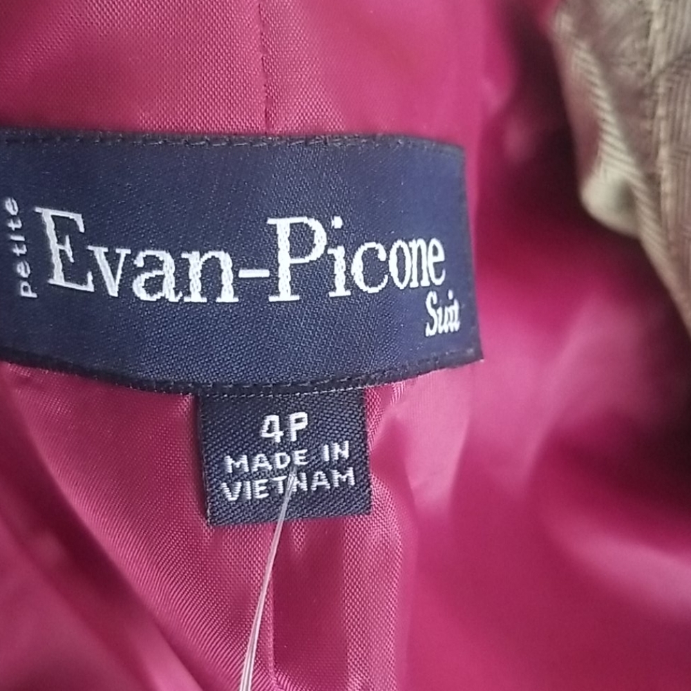 Suit - Picture 3 of 3
